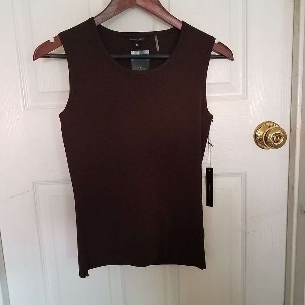 BCBG maxzAria brown slvless top